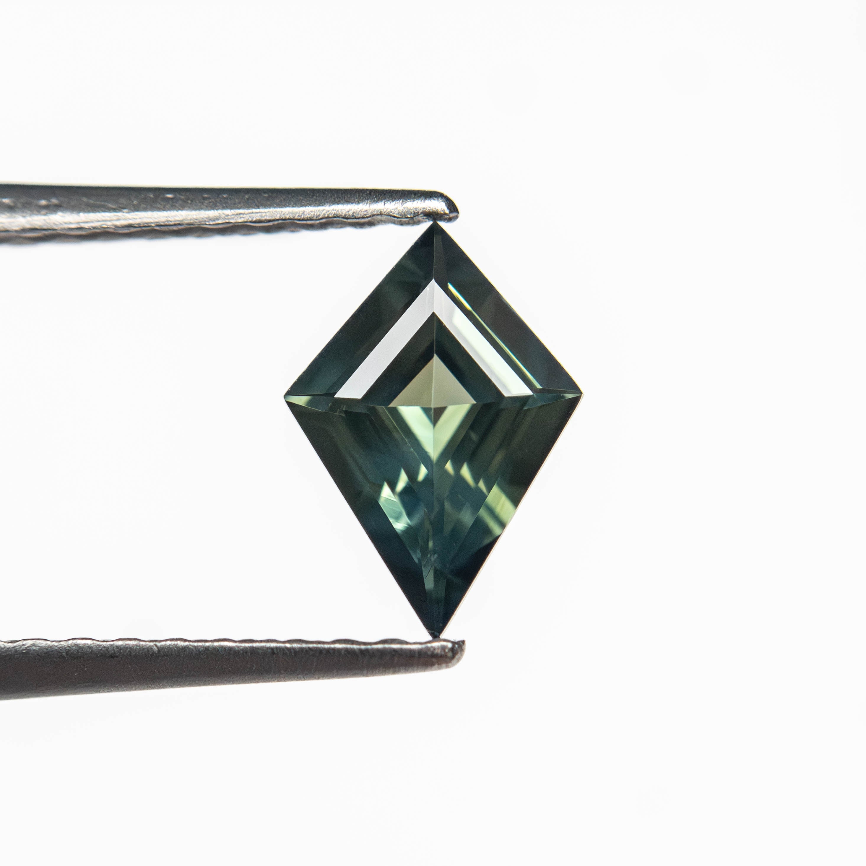 0.54ct 7.68x5.44x2.64mm Kite Step Cut Sapphire 27363 - 14 - Lelya - bespoke engagement and wedding rings made in Scotland, UK