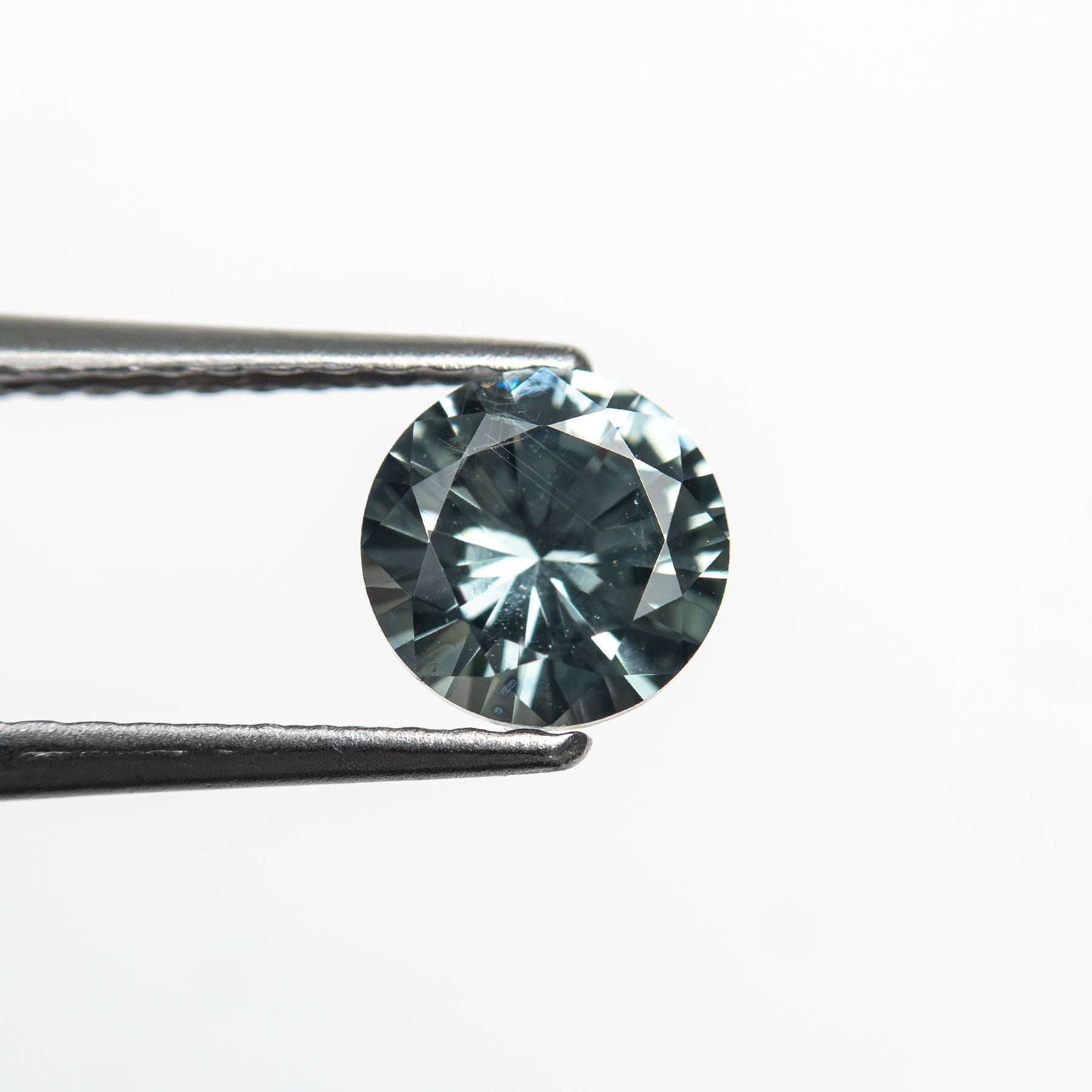 0.77ct 5.54x5.52x3.42mm Round Brilliant Sapphire 26134-07 - Lelya - bespoke engagement and wedding rings made in Scotland, UK