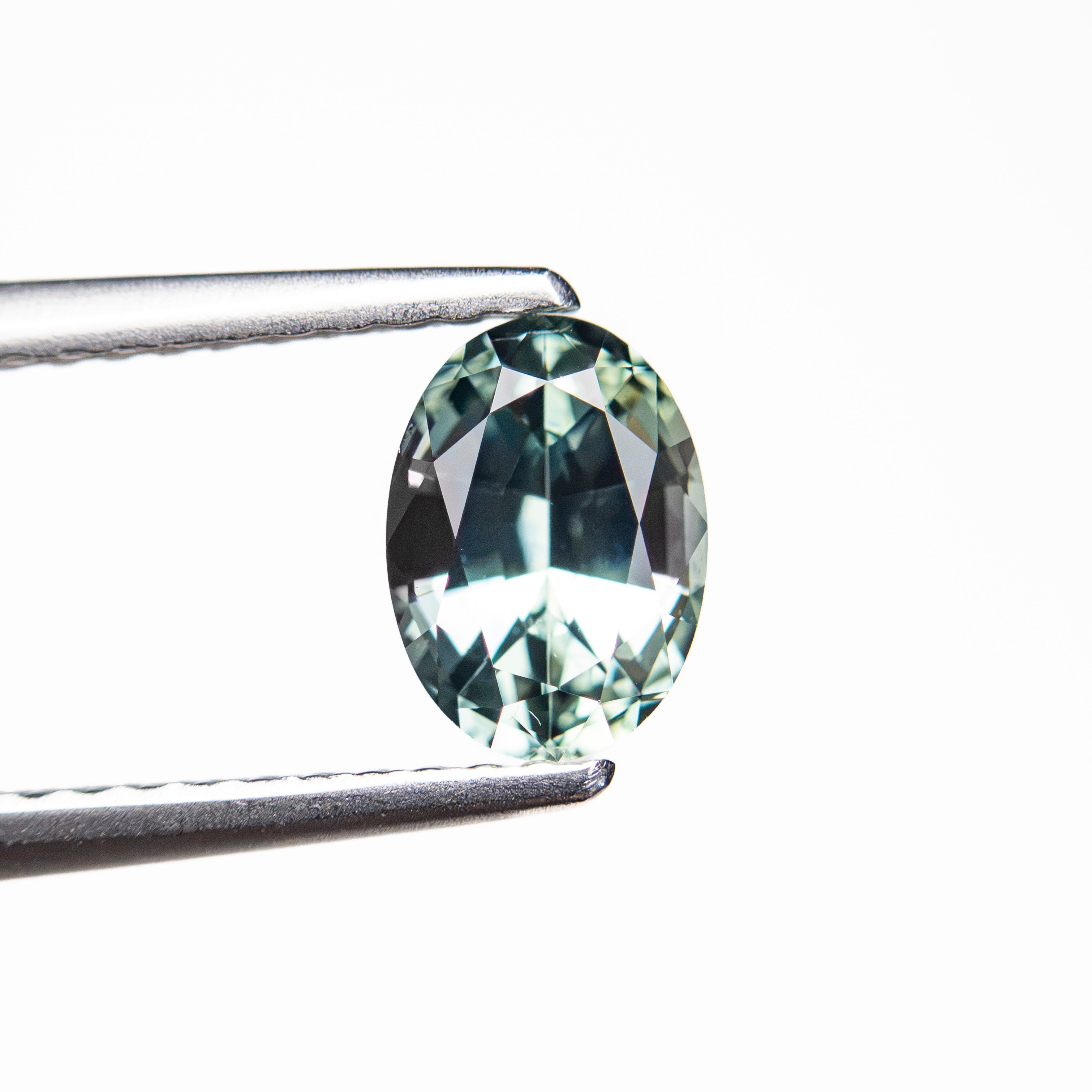 1.05ct 6.86x4.94x3.71mm Oval Brilliant Sapphire 26162-06 - Lelya - bespoke engagement and wedding rings made in Scotland, UK