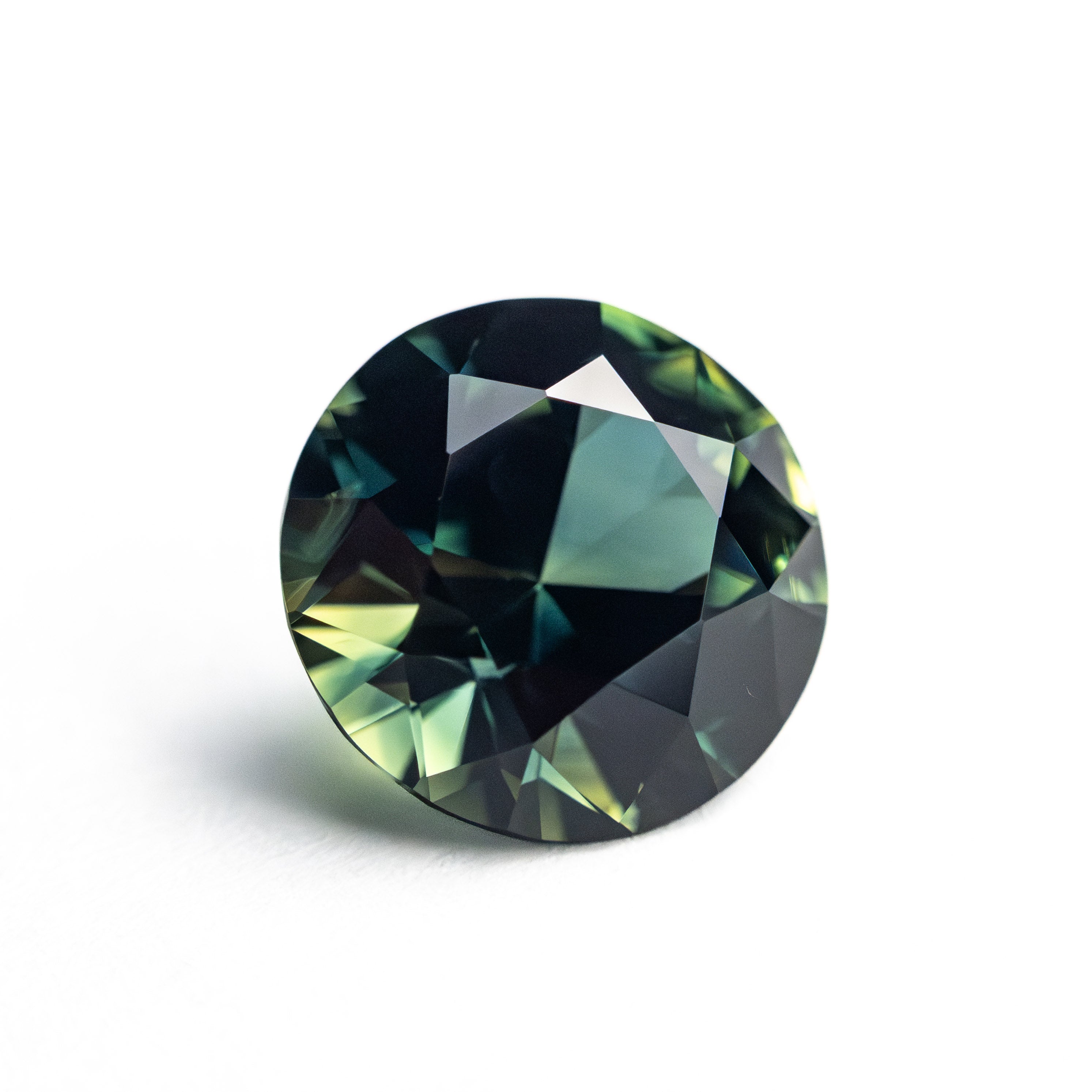 2.81ct 8.52x8.53x5.58mm Round Brilliant Sapphire 26625 - 02 - Lelya - bespoke engagement and wedding rings made in Scotland, UK